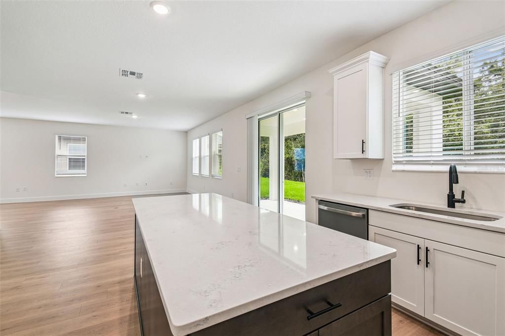 Activo con contrato: $653,990 (5 camas, 3 baños, 2732 Pies cuadrados)