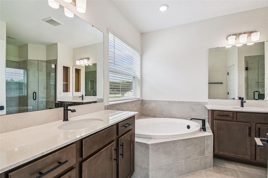 Activo con contrato: $653,990 (5 camas, 3 baños, 2732 Pies cuadrados)