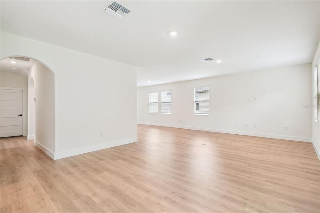 Activo con contrato: $653,990 (5 camas, 3 baños, 2732 Pies cuadrados)