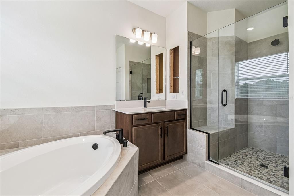 Activo con contrato: $653,990 (5 camas, 3 baños, 2732 Pies cuadrados)