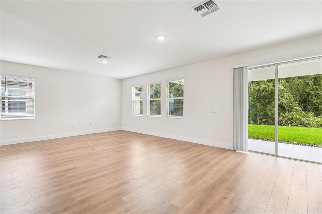 Activo con contrato: $653,990 (5 camas, 3 baños, 2732 Pies cuadrados)