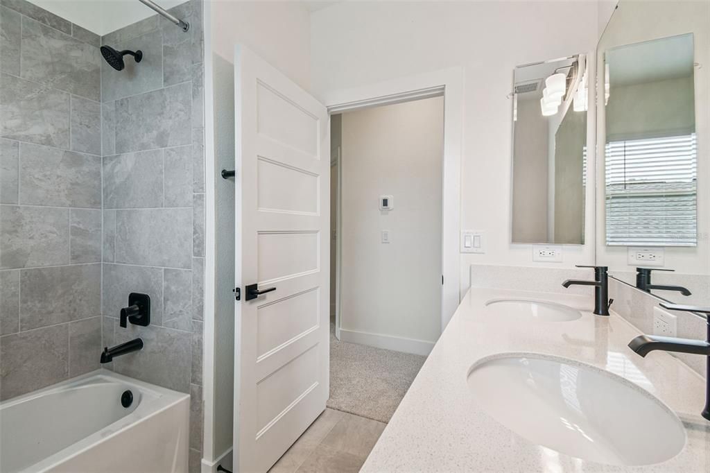 Activo con contrato: $653,990 (5 camas, 3 baños, 2732 Pies cuadrados)