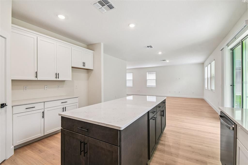 Activo con contrato: $653,990 (5 camas, 3 baños, 2732 Pies cuadrados)