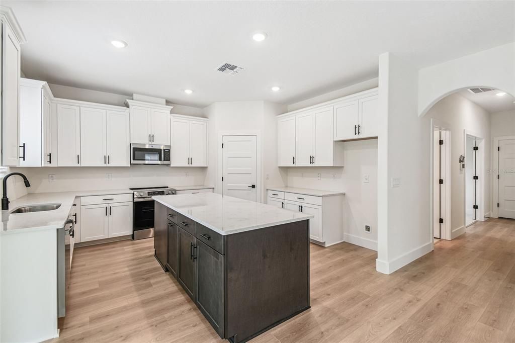 Activo con contrato: $653,990 (5 camas, 3 baños, 2732 Pies cuadrados)