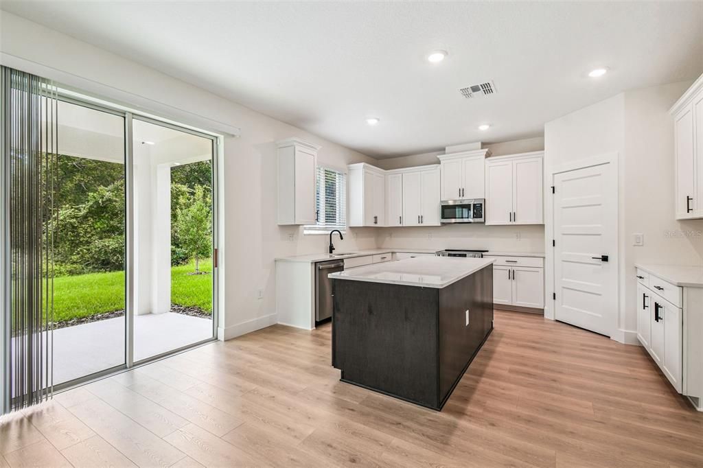 Activo con contrato: $653,990 (5 camas, 3 baños, 2732 Pies cuadrados)