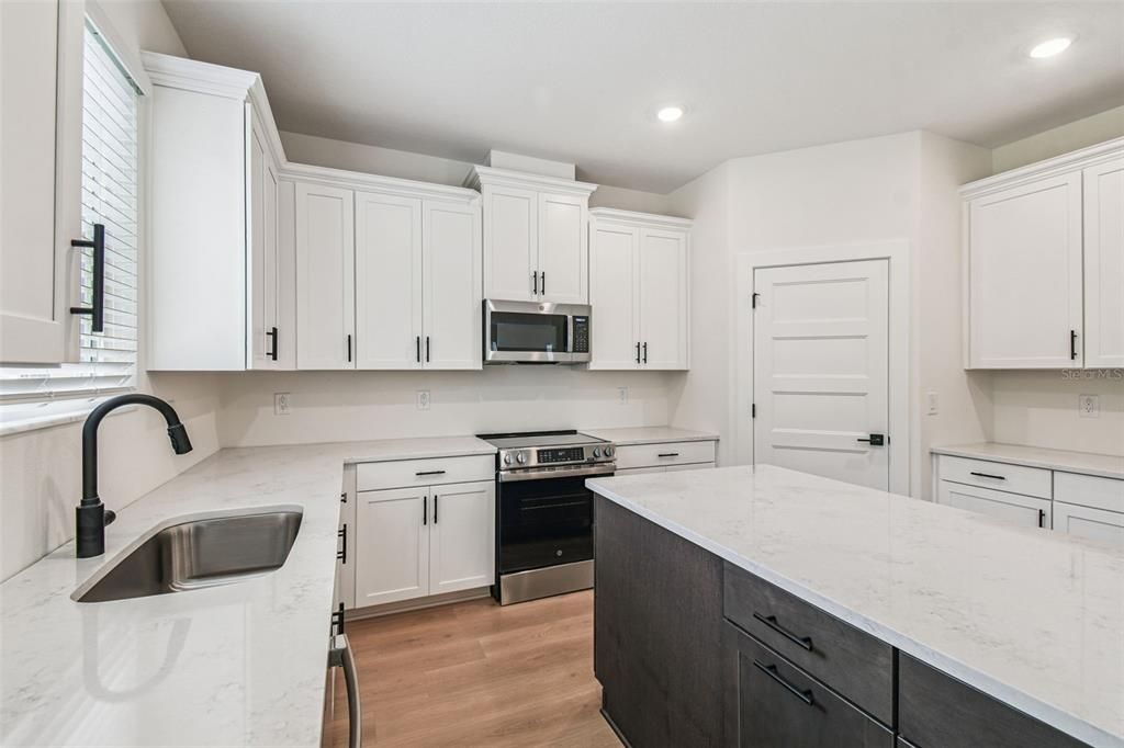 Activo con contrato: $653,990 (5 camas, 3 baños, 2732 Pies cuadrados)