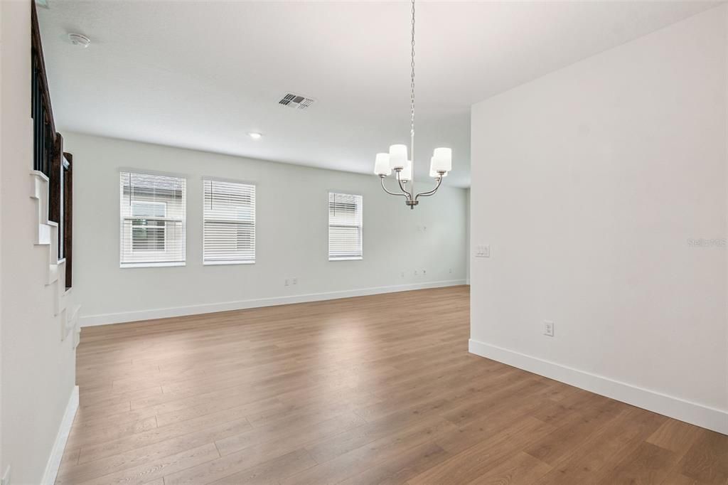 Activo con contrato: $653,990 (5 camas, 3 baños, 2732 Pies cuadrados)