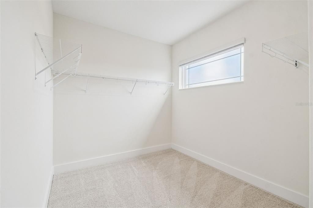 Activo con contrato: $653,990 (5 camas, 3 baños, 2732 Pies cuadrados)