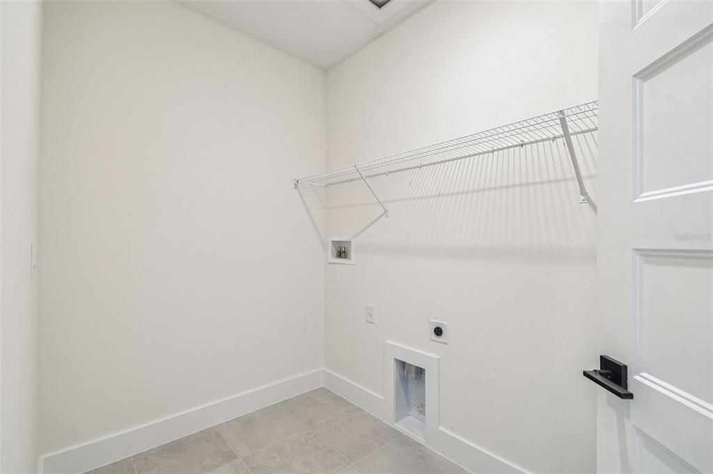 Activo con contrato: $653,990 (5 camas, 3 baños, 2732 Pies cuadrados)