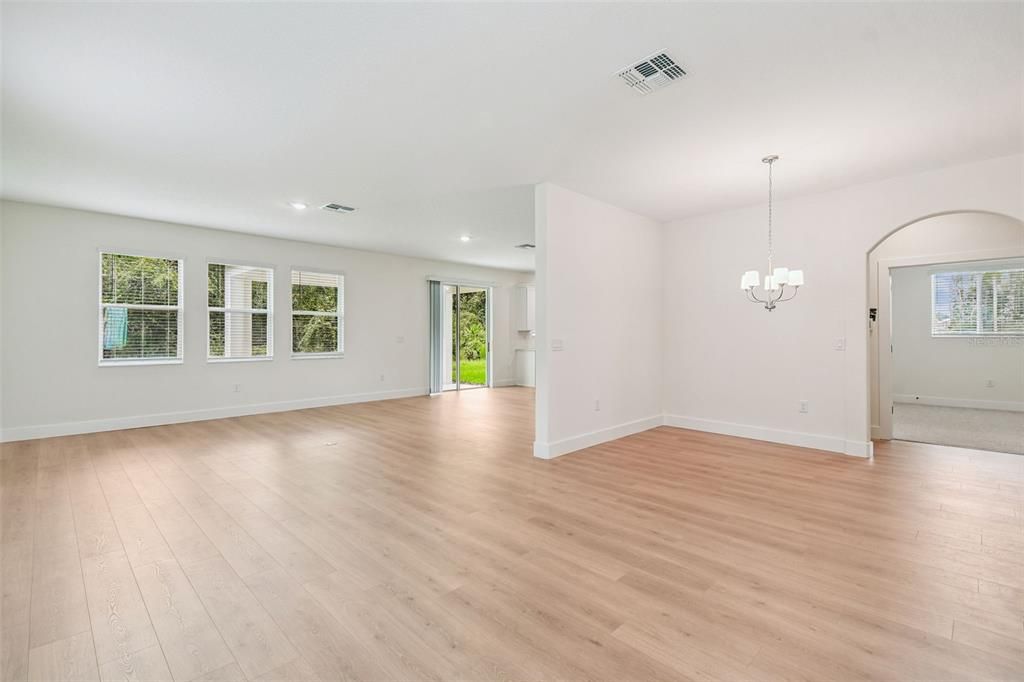 Activo con contrato: $653,990 (5 camas, 3 baños, 2732 Pies cuadrados)