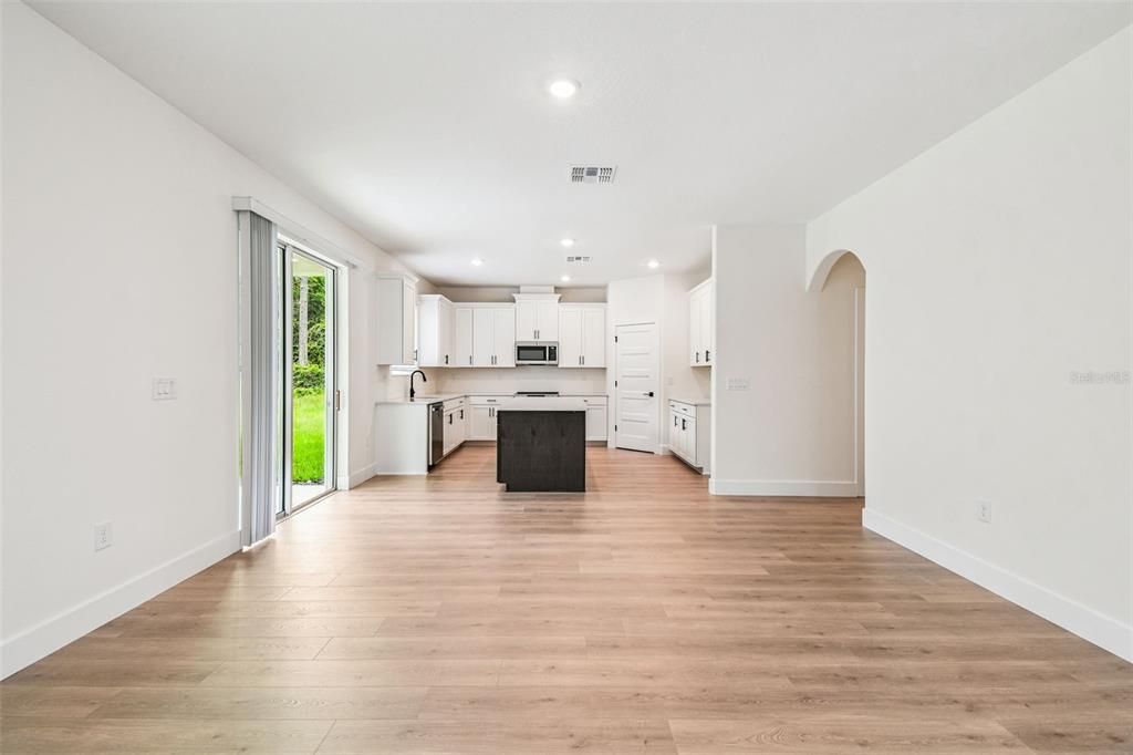 Activo con contrato: $653,990 (5 camas, 3 baños, 2732 Pies cuadrados)