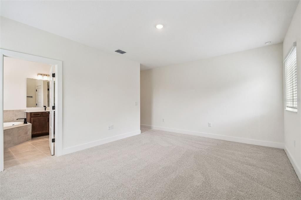 Activo con contrato: $653,990 (5 camas, 3 baños, 2732 Pies cuadrados)