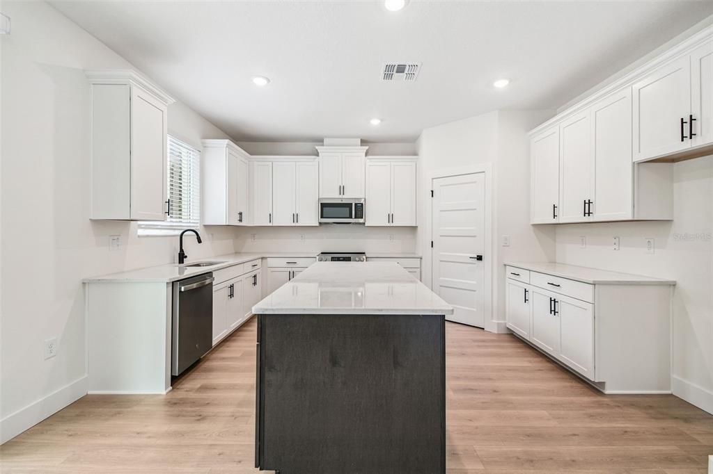 Activo con contrato: $653,990 (5 camas, 3 baños, 2732 Pies cuadrados)