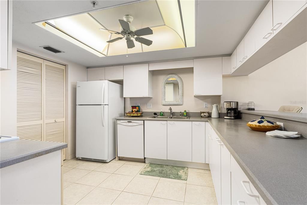 待售: $449,000 (2 贝兹, 2 浴室, 1380 平方英尺)