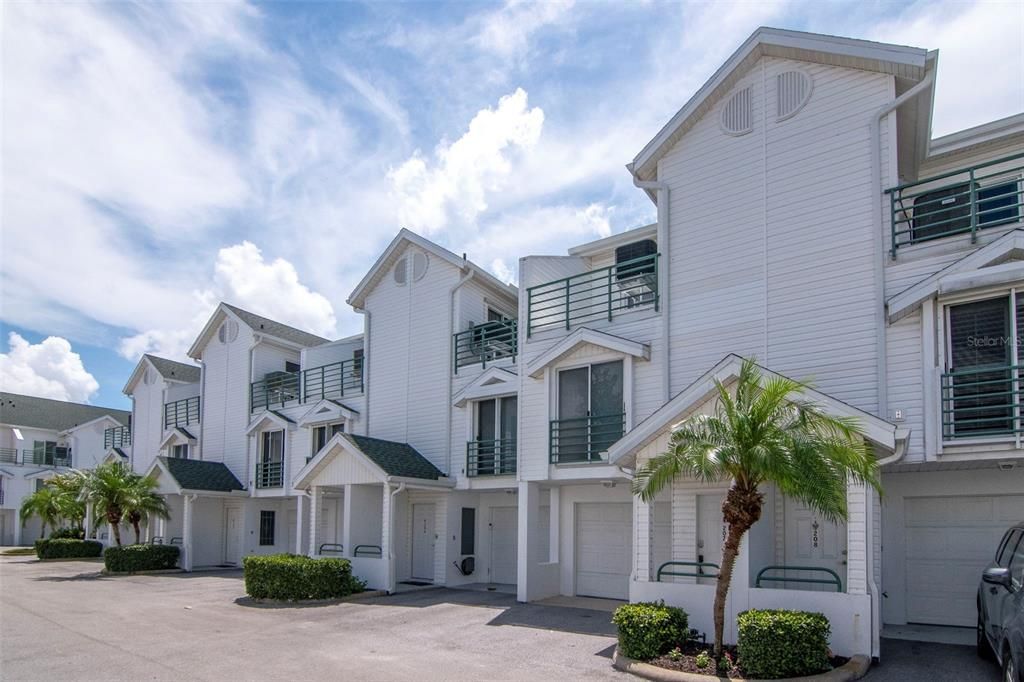 Activo con contrato: $2,700 (3 camas, 3 baños, 1700 Pies cuadrados)