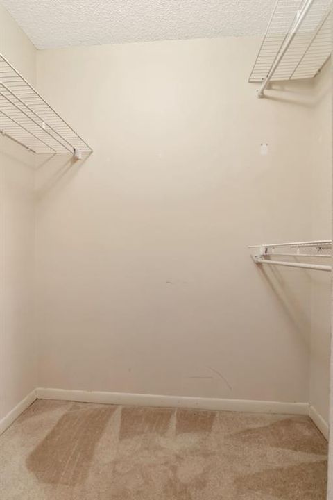 Activo con contrato: $2,700 (3 camas, 3 baños, 1700 Pies cuadrados)