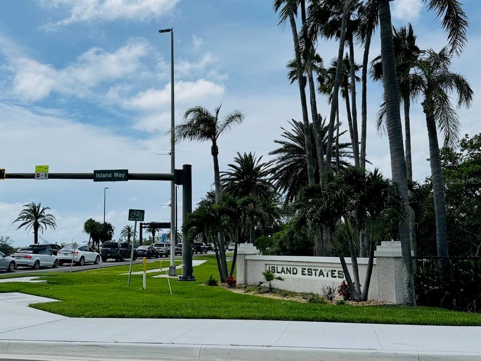 Activo con contrato: $2,700 (3 camas, 3 baños, 1700 Pies cuadrados)