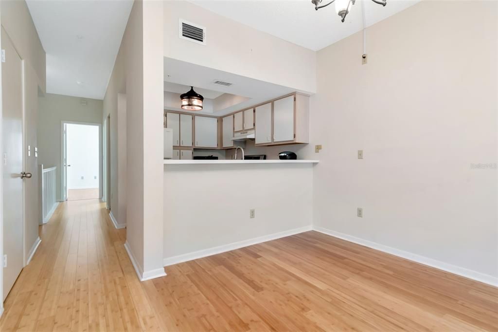 Activo con contrato: $2,700 (3 camas, 3 baños, 1700 Pies cuadrados)