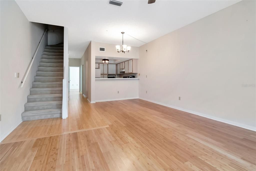 Activo con contrato: $2,700 (3 camas, 3 baños, 1700 Pies cuadrados)