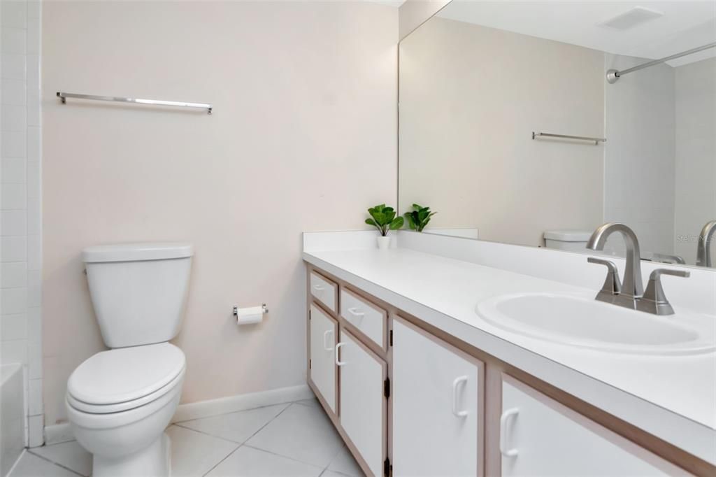 Activo con contrato: $2,700 (3 camas, 3 baños, 1700 Pies cuadrados)