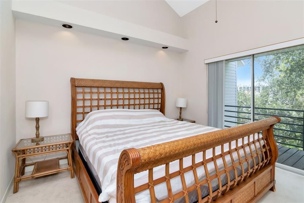 Activo con contrato: $2,700 (3 camas, 3 baños, 1700 Pies cuadrados)