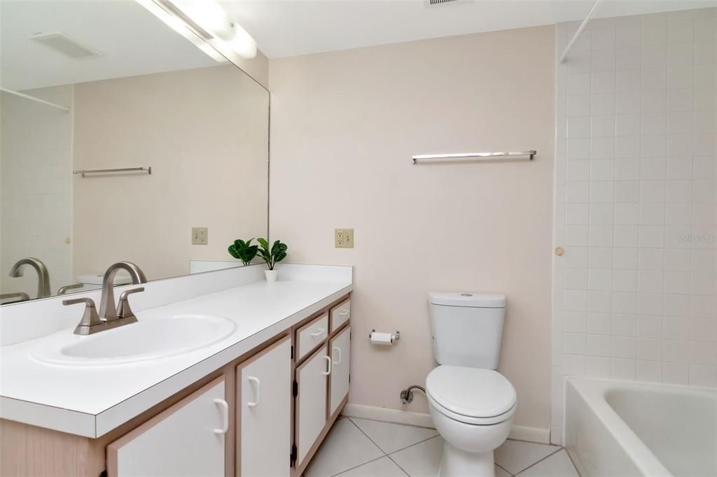 Activo con contrato: $2,700 (3 camas, 3 baños, 1700 Pies cuadrados)