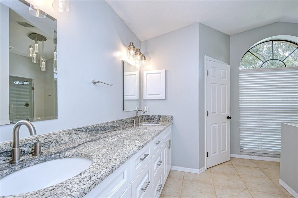 For Sale: $535,000 (5 beds, 3 baths, 2880 Square Feet)