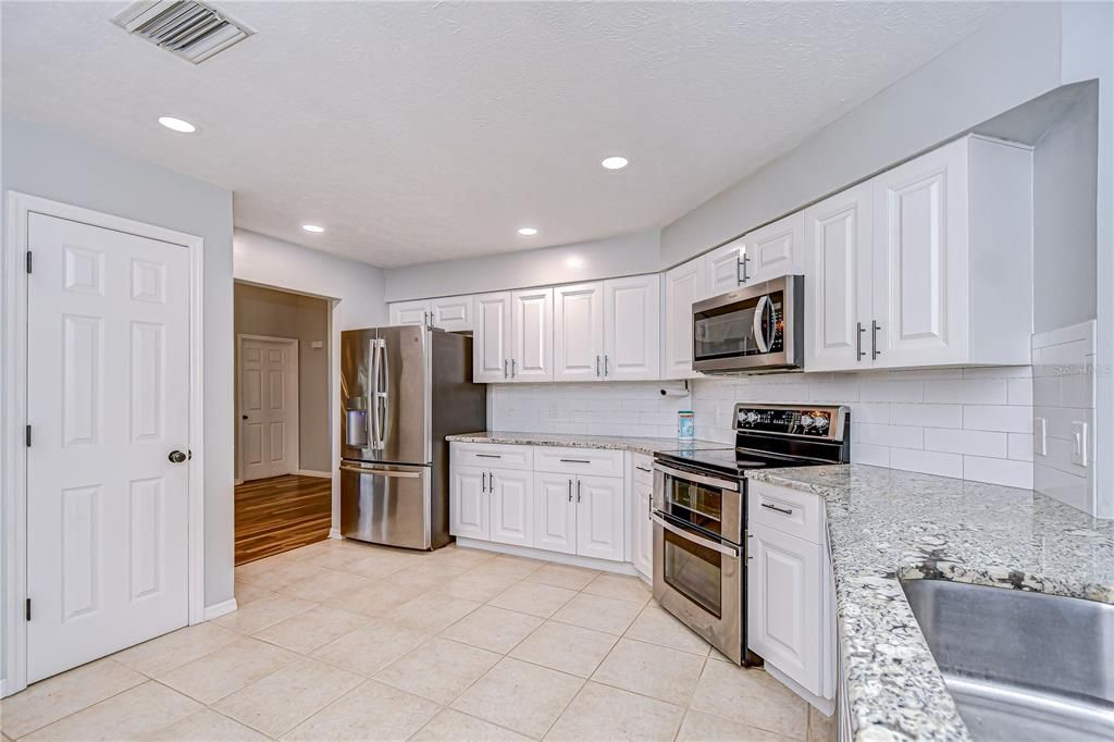 For Sale: $535,000 (5 beds, 3 baths, 2880 Square Feet)