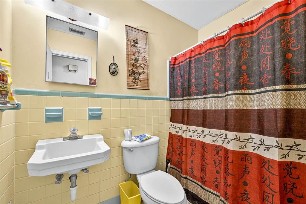 Active With Contract: $279,999 (3 beds, 2 baths, 1483 Square Feet)