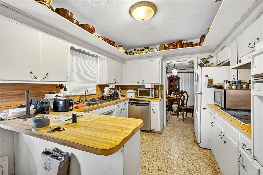 Active With Contract: $279,999 (3 beds, 2 baths, 1483 Square Feet)