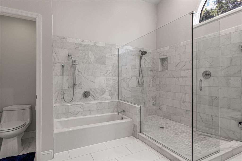 Activo con contrato: $595,000 (4 camas, 2 baños, 2779 Pies cuadrados)