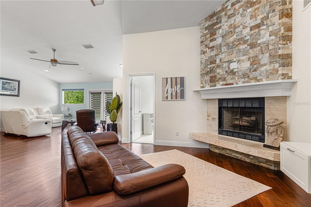 Activo con contrato: $595,000 (4 camas, 2 baños, 2779 Pies cuadrados)