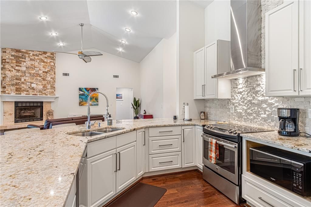 Activo con contrato: $595,000 (4 camas, 2 baños, 2779 Pies cuadrados)