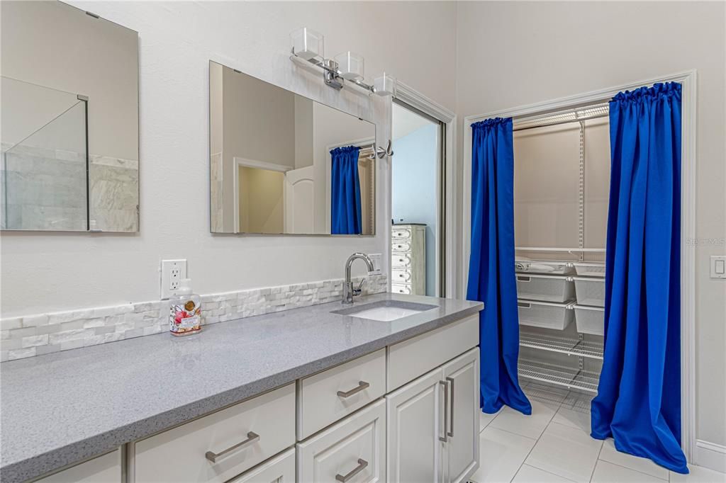 Activo con contrato: $595,000 (4 camas, 2 baños, 2779 Pies cuadrados)