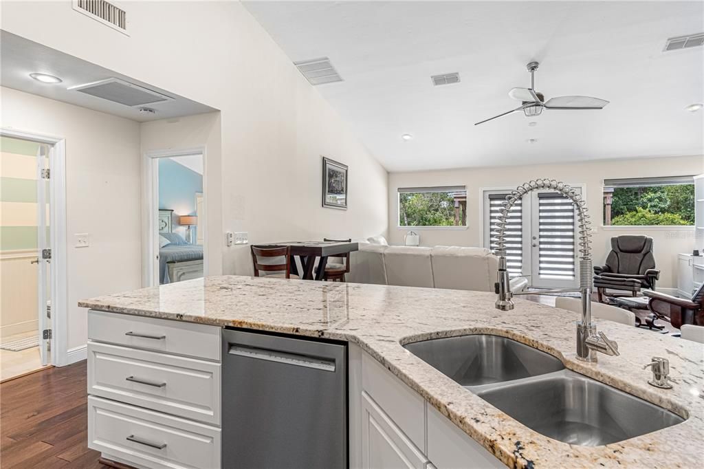 Activo con contrato: $595,000 (4 camas, 2 baños, 2779 Pies cuadrados)