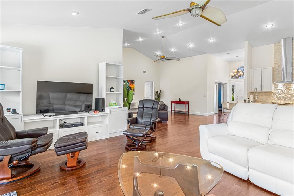 Activo con contrato: $595,000 (4 camas, 2 baños, 2779 Pies cuadrados)