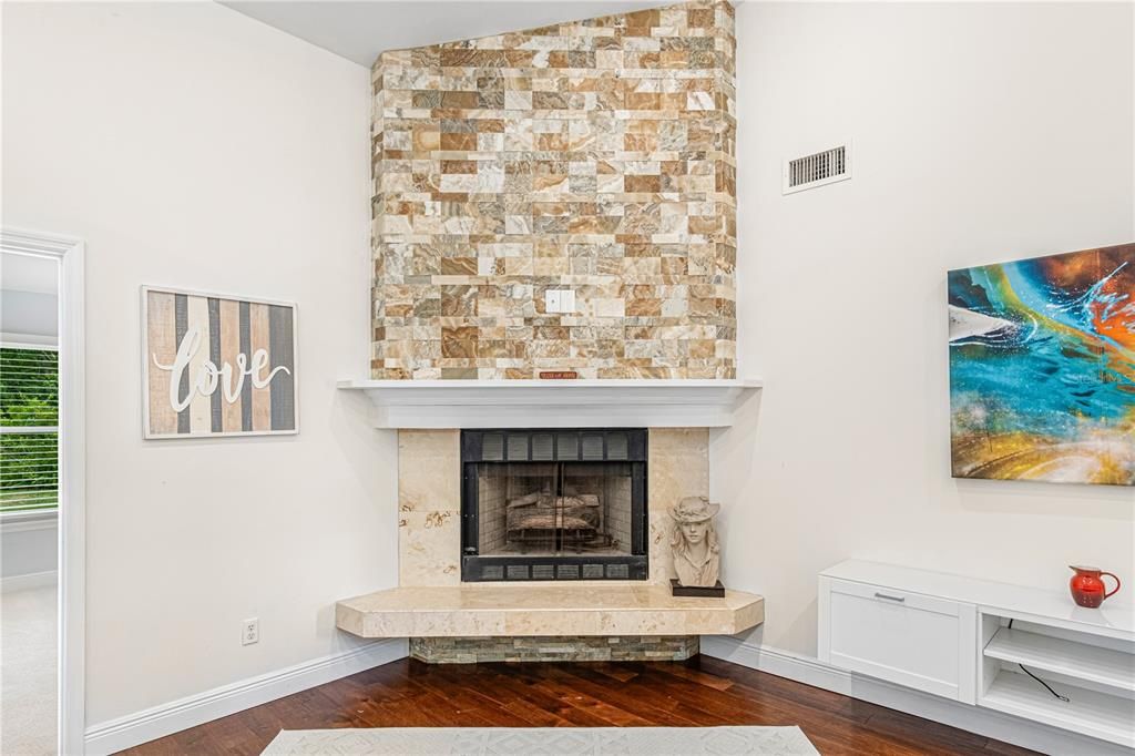 Activo con contrato: $595,000 (4 camas, 2 baños, 2779 Pies cuadrados)