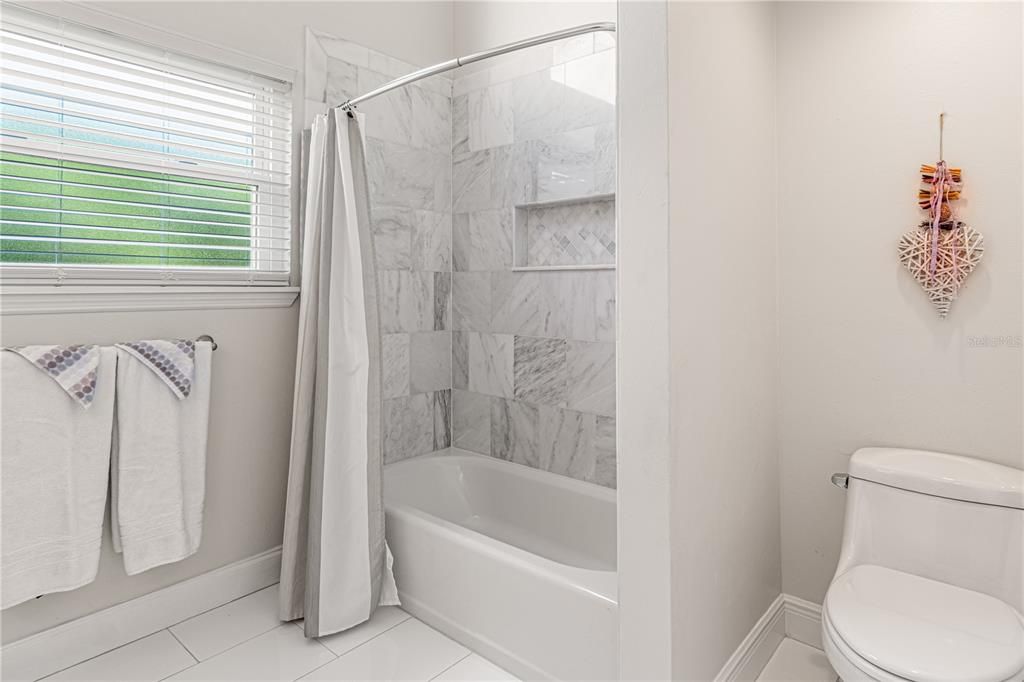 Activo con contrato: $595,000 (4 camas, 2 baños, 2779 Pies cuadrados)