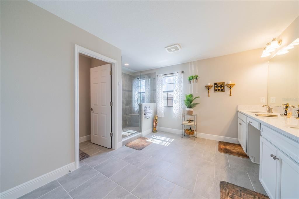 For Sale: $679,900 (5 beds, 4 baths, 3606 Square Feet)