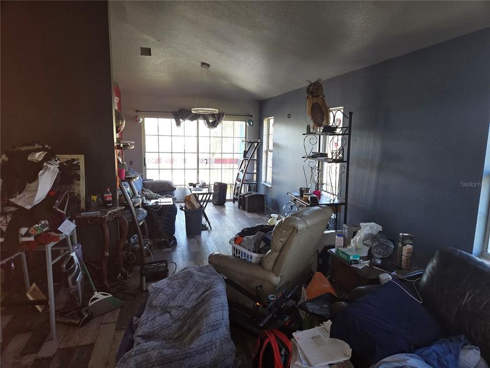 Active With Contract: $389,000 (3 beds, 2 baths, 1364 Square Feet)