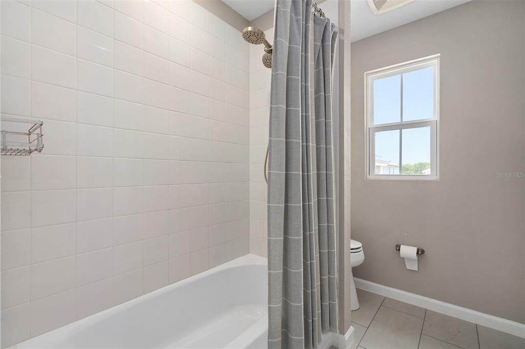 Activo con contrato: $455,000 (4 camas, 2 baños, 2130 Pies cuadrados)