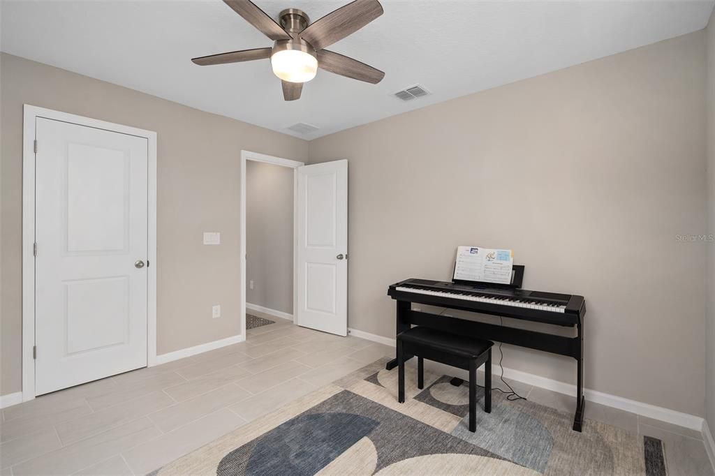 Activo con contrato: $455,000 (4 camas, 2 baños, 2130 Pies cuadrados)