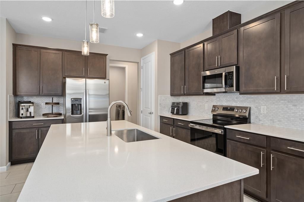 Activo con contrato: $455,000 (4 camas, 2 baños, 2130 Pies cuadrados)