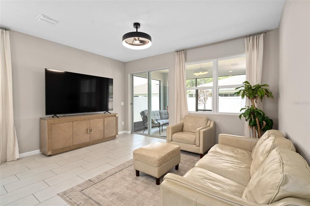 Activo con contrato: $455,000 (4 camas, 2 baños, 2130 Pies cuadrados)