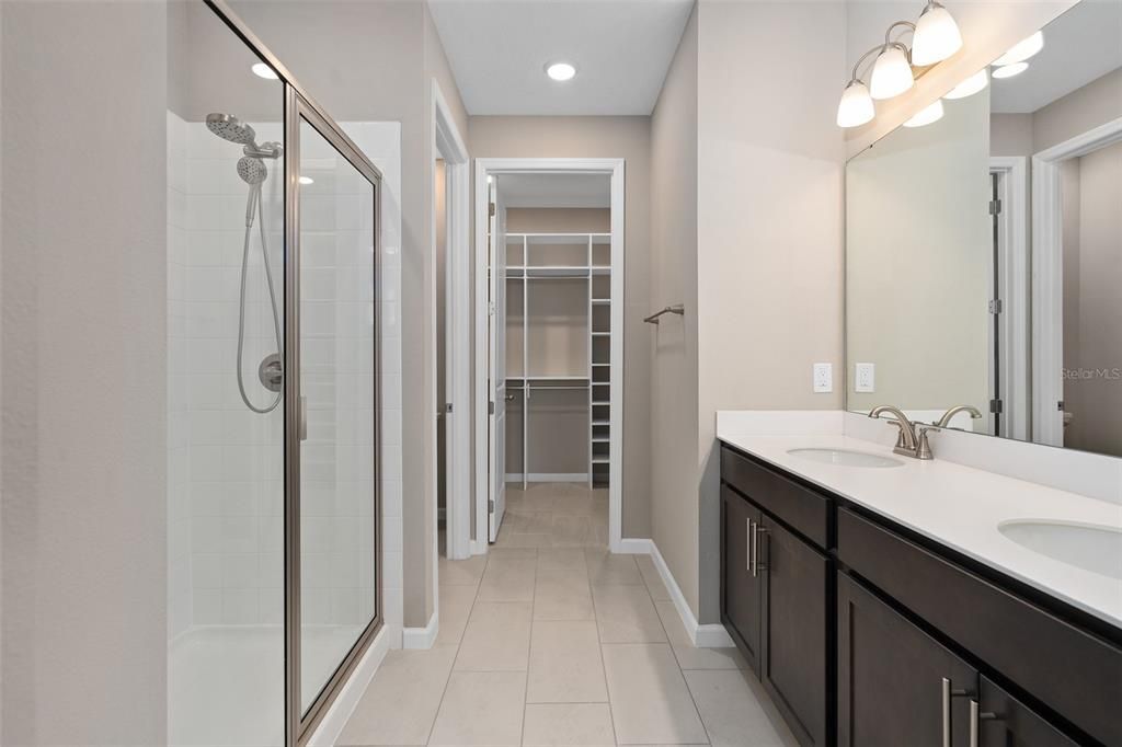 Activo con contrato: $455,000 (4 camas, 2 baños, 2130 Pies cuadrados)