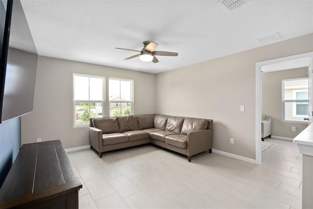 Activo con contrato: $455,000 (4 camas, 2 baños, 2130 Pies cuadrados)