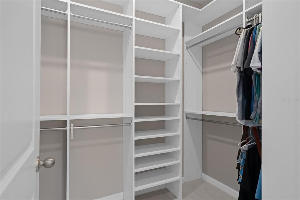 Activo con contrato: $455,000 (4 camas, 2 baños, 2130 Pies cuadrados)