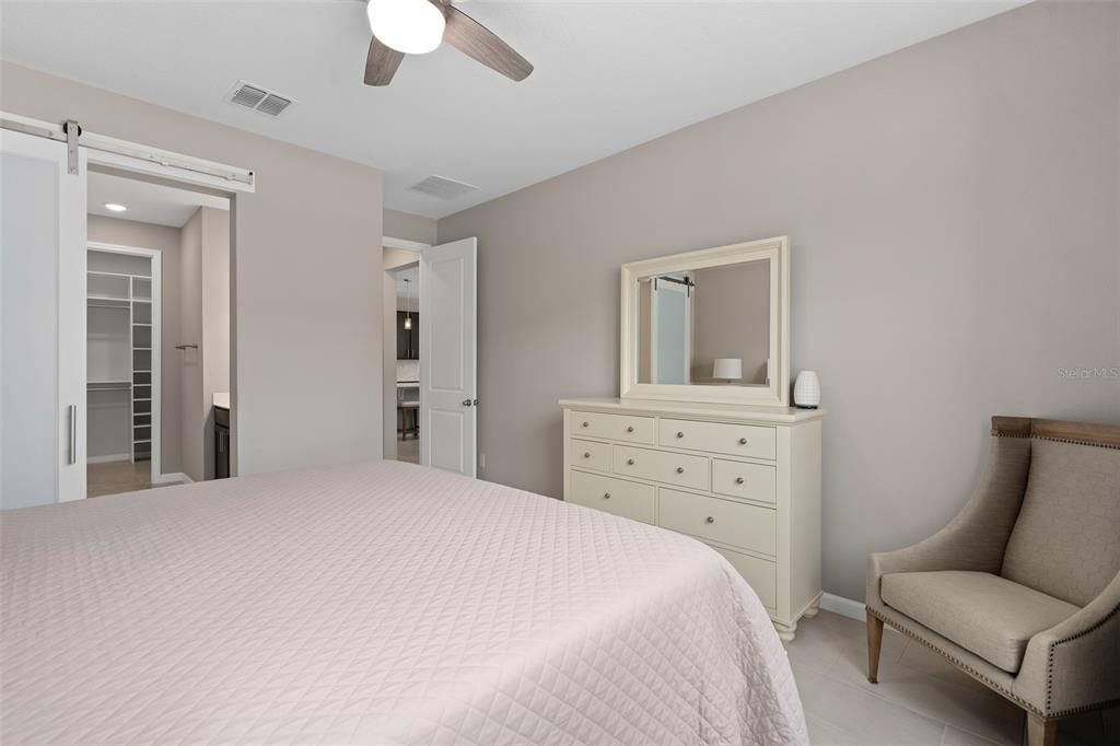 Activo con contrato: $455,000 (4 camas, 2 baños, 2130 Pies cuadrados)