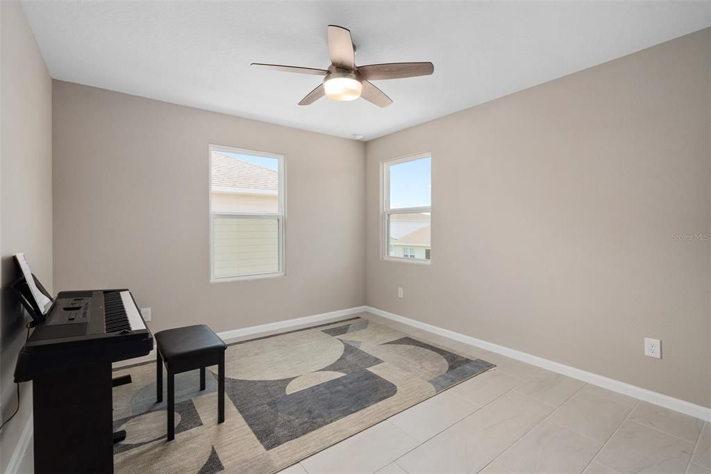 Activo con contrato: $455,000 (4 camas, 2 baños, 2130 Pies cuadrados)