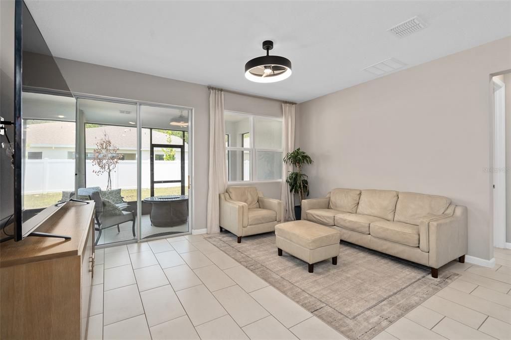 Activo con contrato: $455,000 (4 camas, 2 baños, 2130 Pies cuadrados)